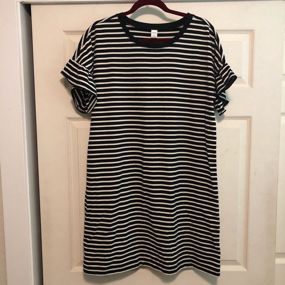 NWOT ruffle sleeve dress